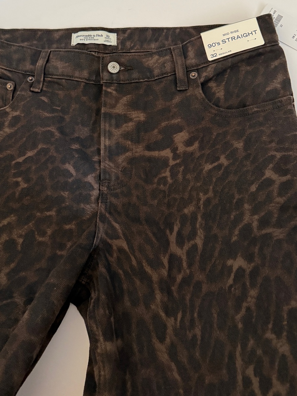 Abercrombie & Fitch Mid-Rise 90’s Women’s Straight leg Leopard-Print Jeans